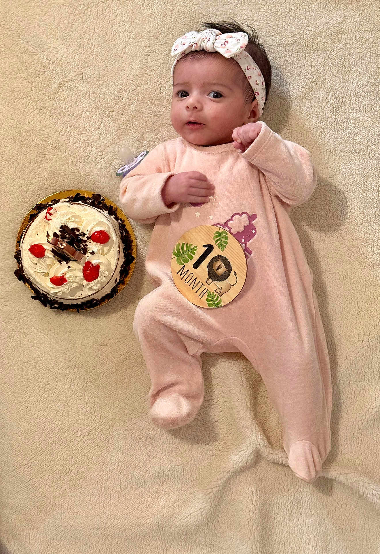 Lena a rejoint le concours — aidez-le/la à gagner de superbes lots ! baby, infant, onesie, headband, blanket, cake, cherry, chocolate, celebration, milestone, wooden_sign, lion, cute, sleepwear, lying_down, soft_texture, food, dessert, portrait, indoors