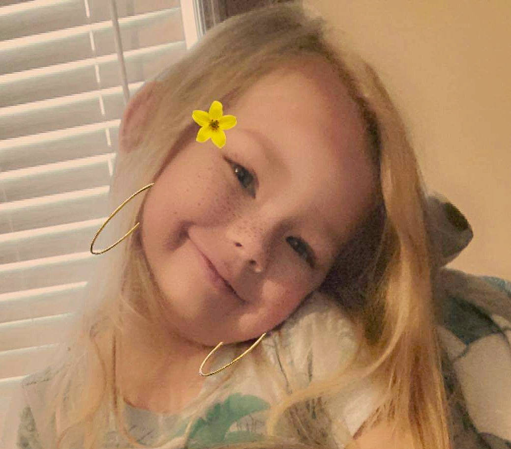 Rayah is registered to the contest to win money with this photo: blond, ear, eye, eyelash, flash_photography, flower, forehead, grass, happy, headband, headpiece, iris, jewellery, joy, lip, nose, person, petal, plant, skin