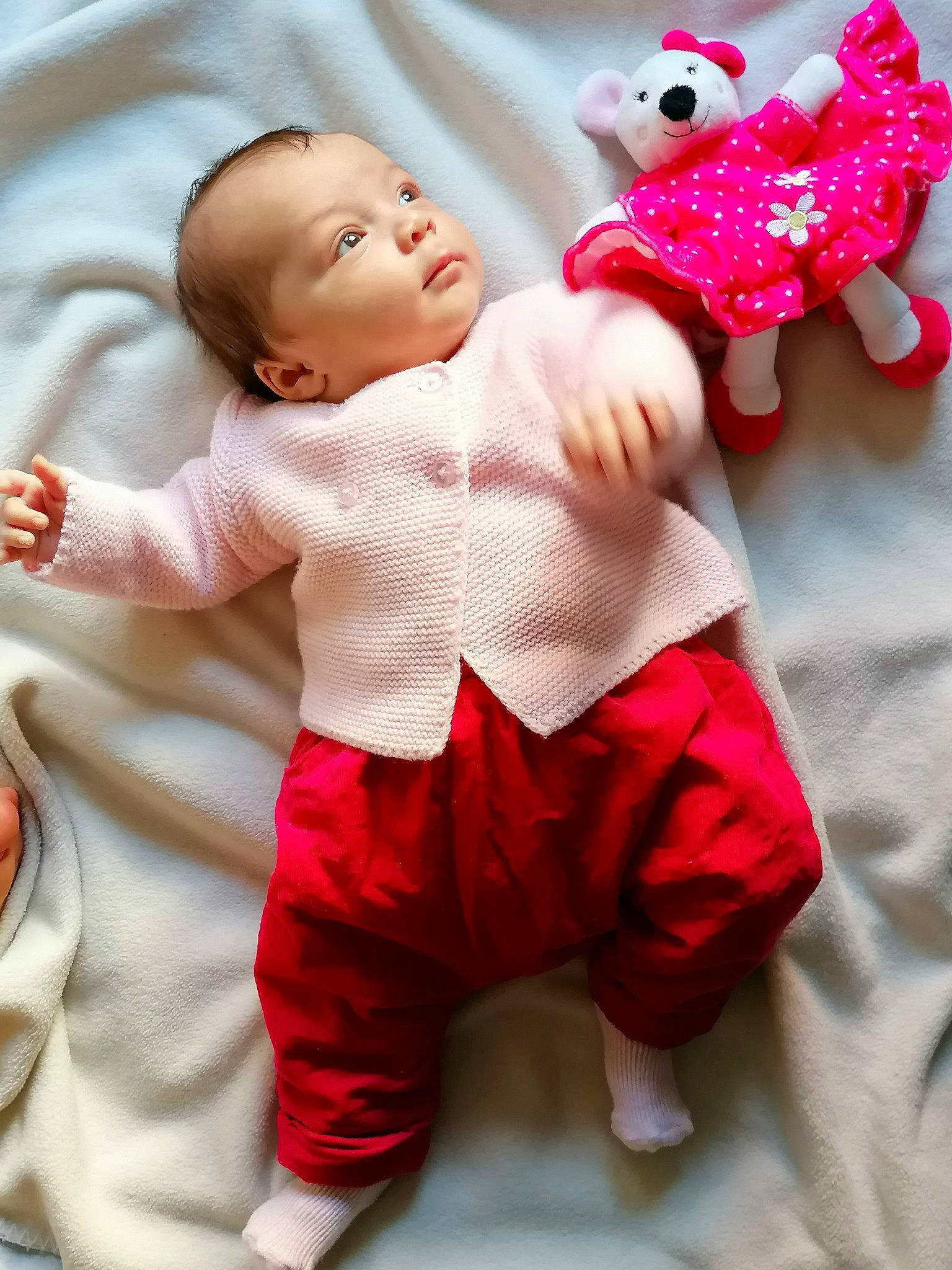 Maïly participe au concours pour gagner de l'argent avec cette photo : baby, baby_toddler_clothing, child, person, pink, red, smile, toddler, toy