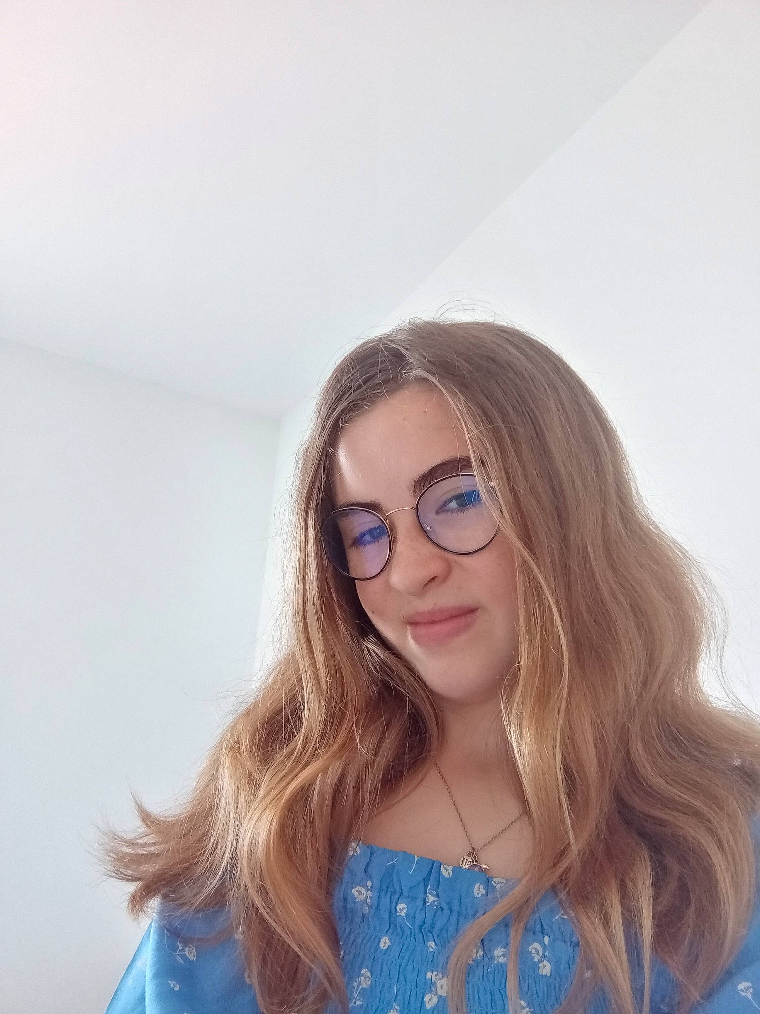 Lilou participe au concours pour gagner de l'argent avec cette photo : blond, brown_hair, clothing, electric_blue, eyewear, fashion_design, flash_photography, glasses, happy, human_body, joy, layered_hair, lip, necklace, outerwear, person, sleeve, smile, street_fashion, sunglasses