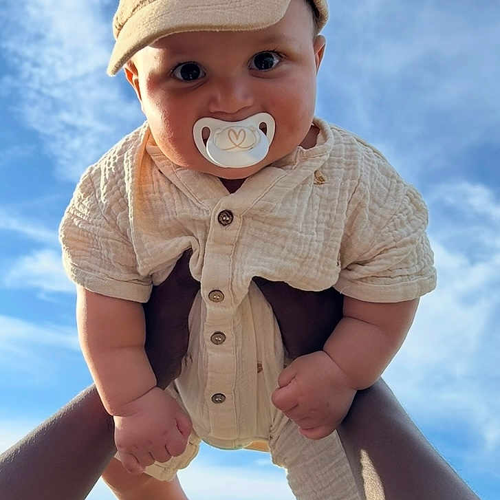 William a rejoint le concours — aidez-le/la à gagner de superbes lots ! baby, blue_sky, cap, child, clothing, clouds, cute, face, fingers, flying, hands, hat, holding, infant, outdoor, pacifier, person, playful, portrait, sky