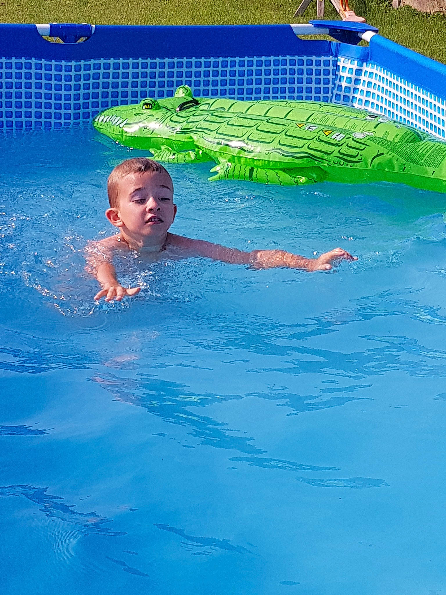 Ethan a rejoint le concours — aidez-le/la à gagner de superbes lots ! fun, leisure, leisure_centre, person, recreation, summer, swimming, swimming_pool, vacation, water