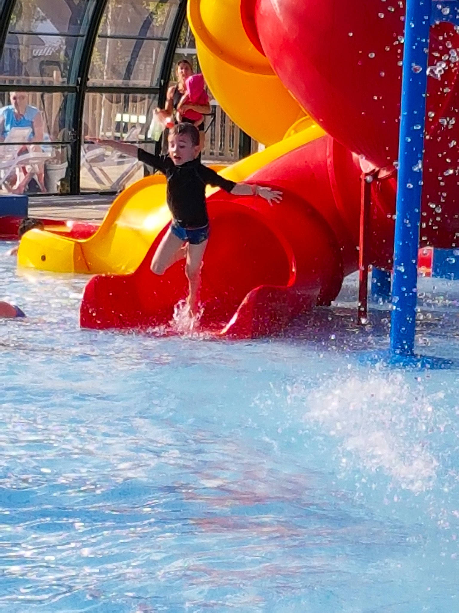 Ethan a rejoint le concours — aidez-le/la à gagner de superbes lots ! amusement_park, fun, games, inflatable, leisure, leisure_centre, nonbuilding_structure, outdoor_play_equipment, park, person, recreation, water_park