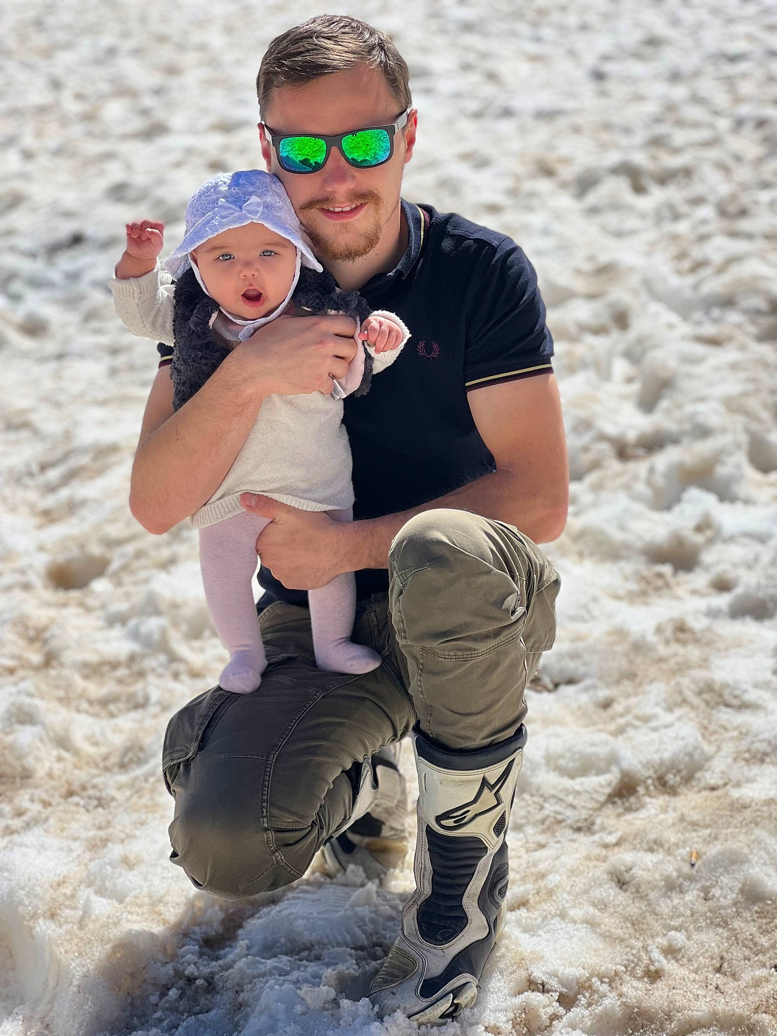 Jade participe au concours pour gagner de l'argent avec cette photo : baseball_cap, beach, eyewear, face, fun, goggles, happy, hat, headwear, joy, mammal, natural_environment, people, people_in_nature, people_on_beach, person, photograph, shorts, smile, sun_hat