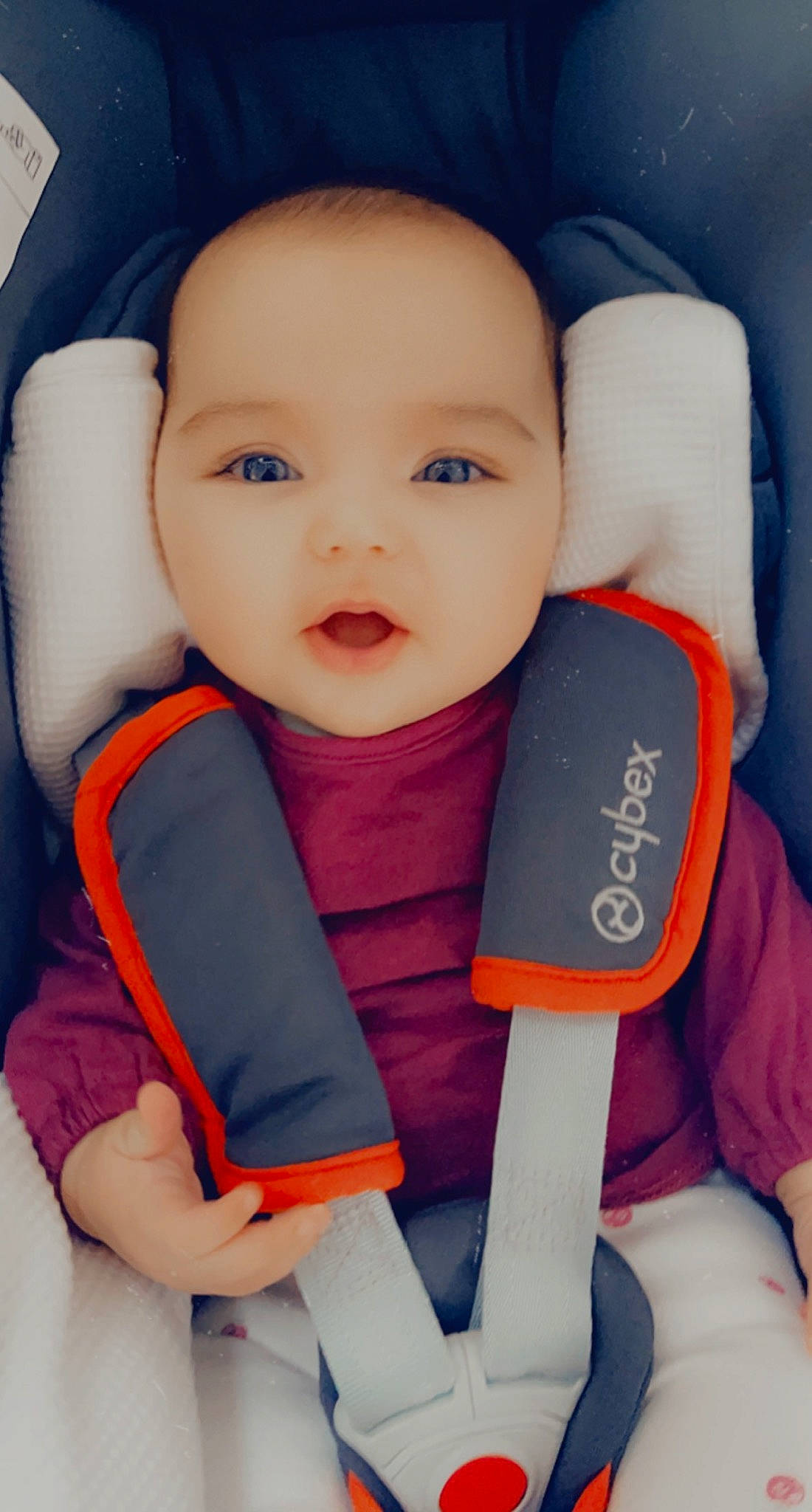 Jade a rejoint le concours — aidez-le/la à gagner de superbes lots ! azure, baby_carriage, baby_in_car_seat, blue, car_seat, cheek, comfort, eyebrow, finger, gesture, human, mouth, nose, person, product, seat_belt, skin, smile, textile, thumb