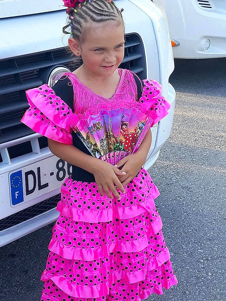 Maellyse participe au concours pour gagner de l'argent avec cette photo : child, costume, design, dress, flower, fun, girl, headwear, joy, magenta, pattern, person, pink, product, purple, shoulder, smile, textile, toddler