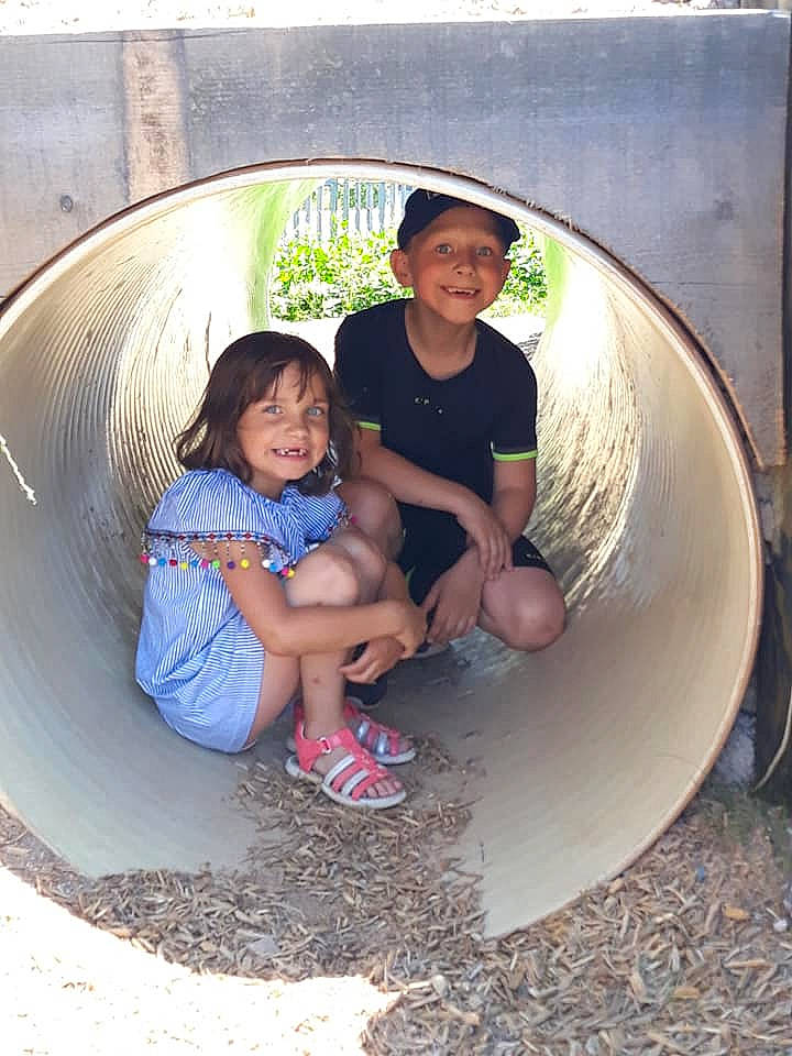 Magellan participe au concours pour gagner de l'argent avec cette photo : child, circle, eye, family, friendship, fun, happy, headwear, joy, leisure, people, person, photograph, photography, play, sitting, smile, snapshot, summer, tree