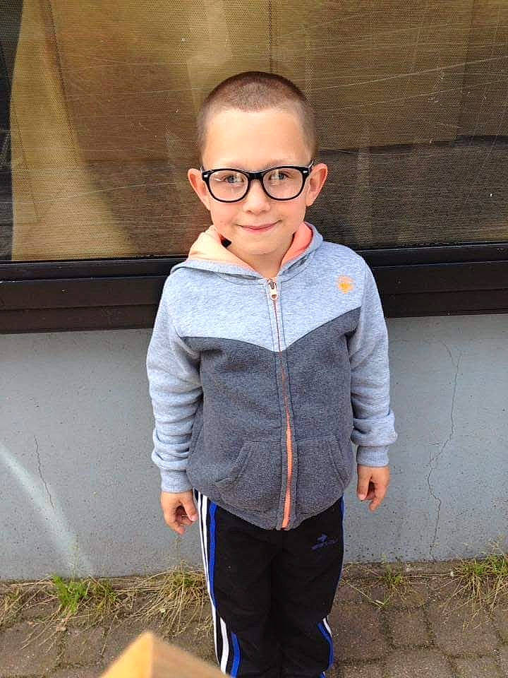 Magellan participe au concours pour gagner de l'argent avec cette photo : boy, child, clothing, cool, denim, eyewear, fashion, glasses, jacket, jeans, neck, outerwear, person, sleeve, smile, standing, sunglasses, sweater, t_shirt, textile