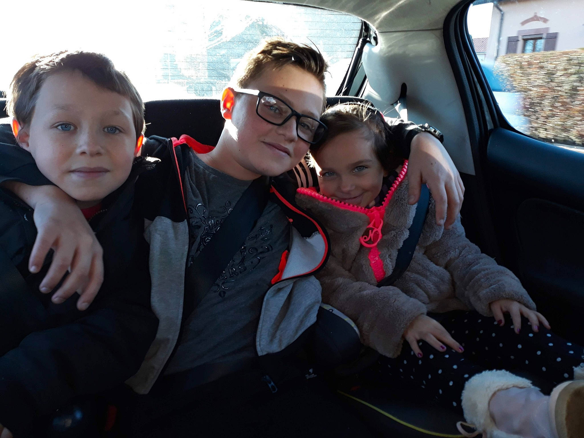 Lucas participe au concours pour gagner de l'argent avec cette photo : car, child, city_car, eyewear, family_car, fun, girl, glasses, joy, luxury_vehicle, person, product, smile, sunglasses, vehicle, vision_care