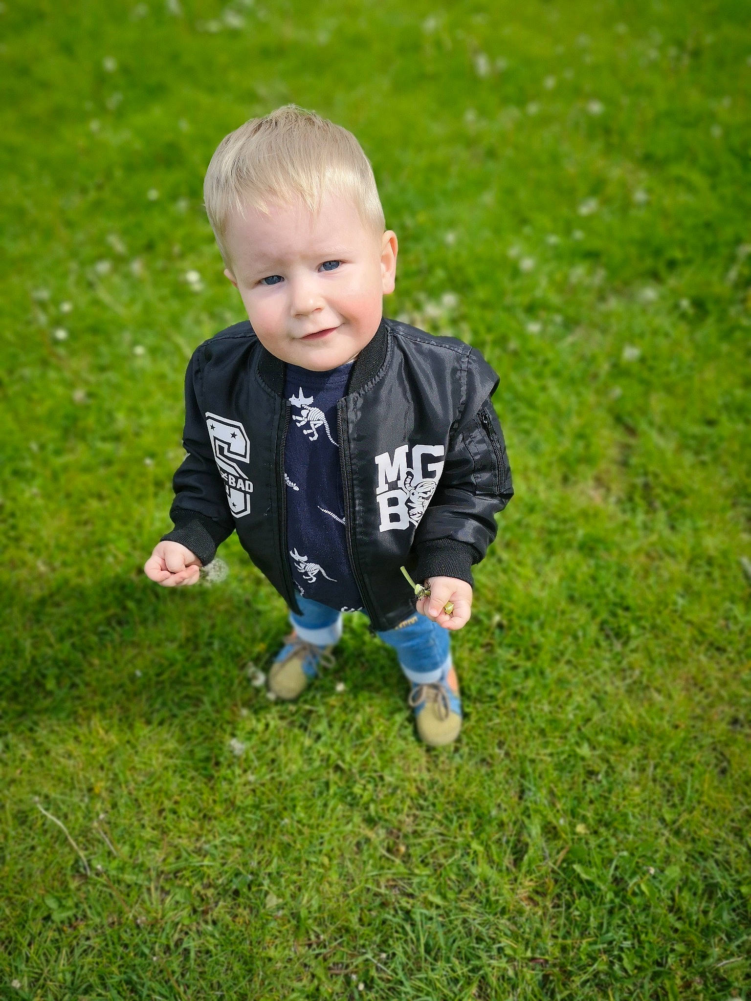 Aménadiel participe au concours pour gagner de l'argent avec cette photo : baby, baby_toddler_clothing, child, clothing, flooring, fun, grass, grass_family, grassland, groundcover, happy, lawn, meadow, natural_environment, people_in_nature, person, plant, prairie, recreation, toddler