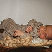 Emil a rejoint le concours — aidez-le/la à gagner de superbes lots ! newborn, baby, sleeping, basket, blanket, cozy, knitwear, infant, cute, peaceful, child, portrait, soft, warm, resting, indoors, closeup, toddler, baby_clothes, sleep