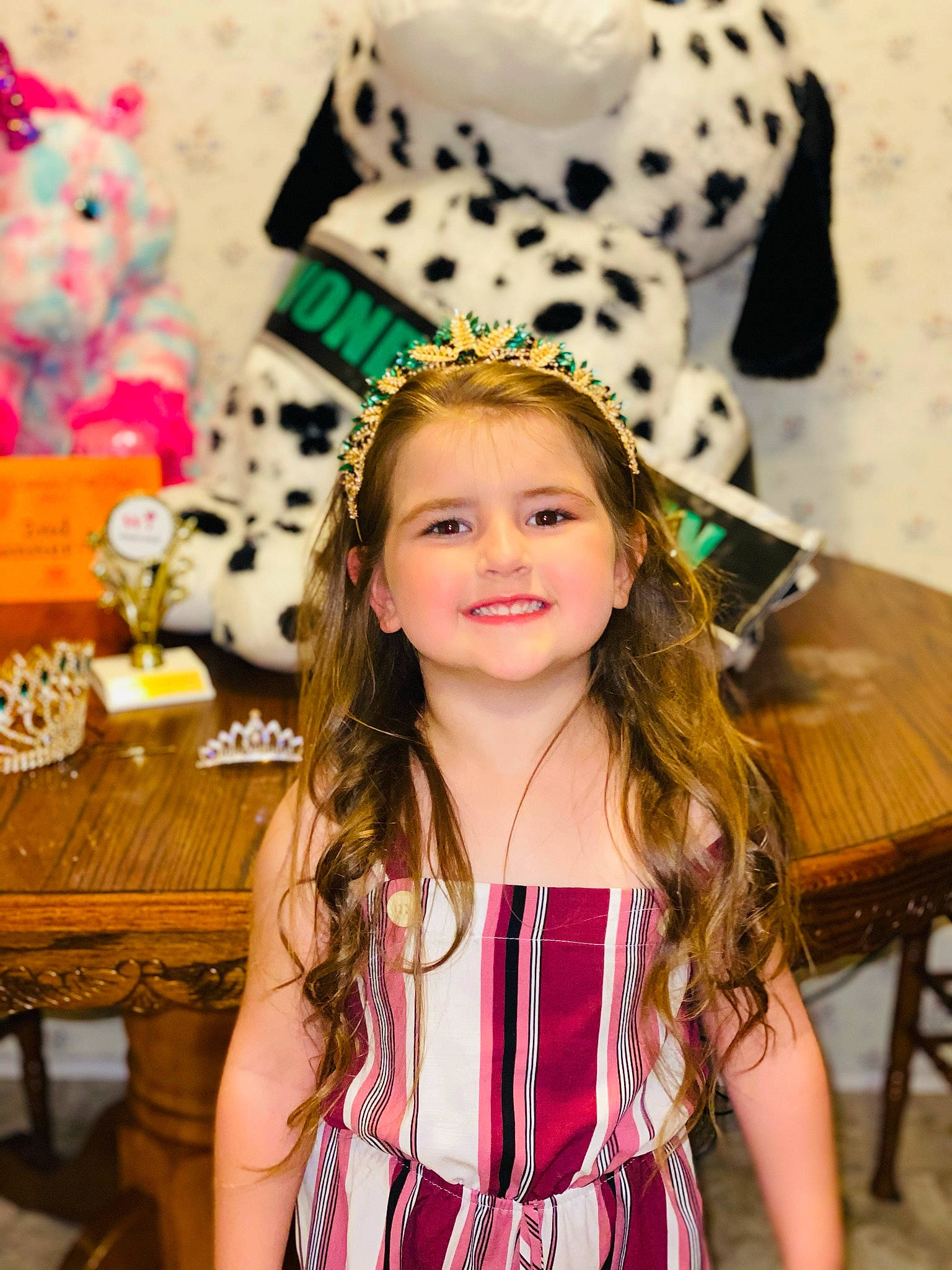 Sarai is registered to the contest to win money with this photo: beauty, chair, fashion_design, fawn, fun, green, hair, hairstyle, happy, head, joy, leisure, light, people, person, photograph, pink, smile, table, textile