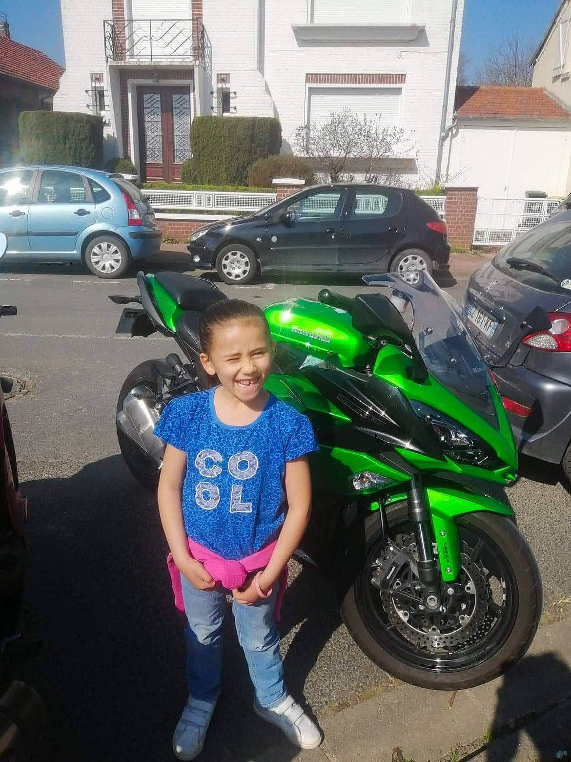 Hiba a rejoint le concours — aidez-le/la à gagner de superbes lots ! alloy_wheel, asphalt, automotive_design, automotive_exterior, automotive_lighting, automotive_tire, automotive_wheel_system, bumper, car, fender, joy, land_vehicle, mode_of_transport, motor_vehicle, parking, person, rim, tire, vehicle, vehicle_door