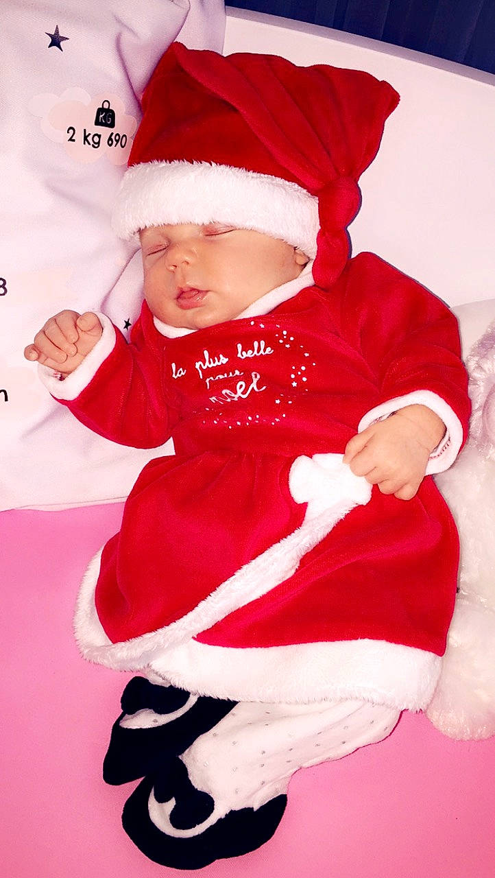 Luna a rejoint le concours — aidez-le/la à gagner de superbes lots ! baby, child, christmas, christmas_eve, fictional_character, holiday, person, pink, red, santa_claus, toddler