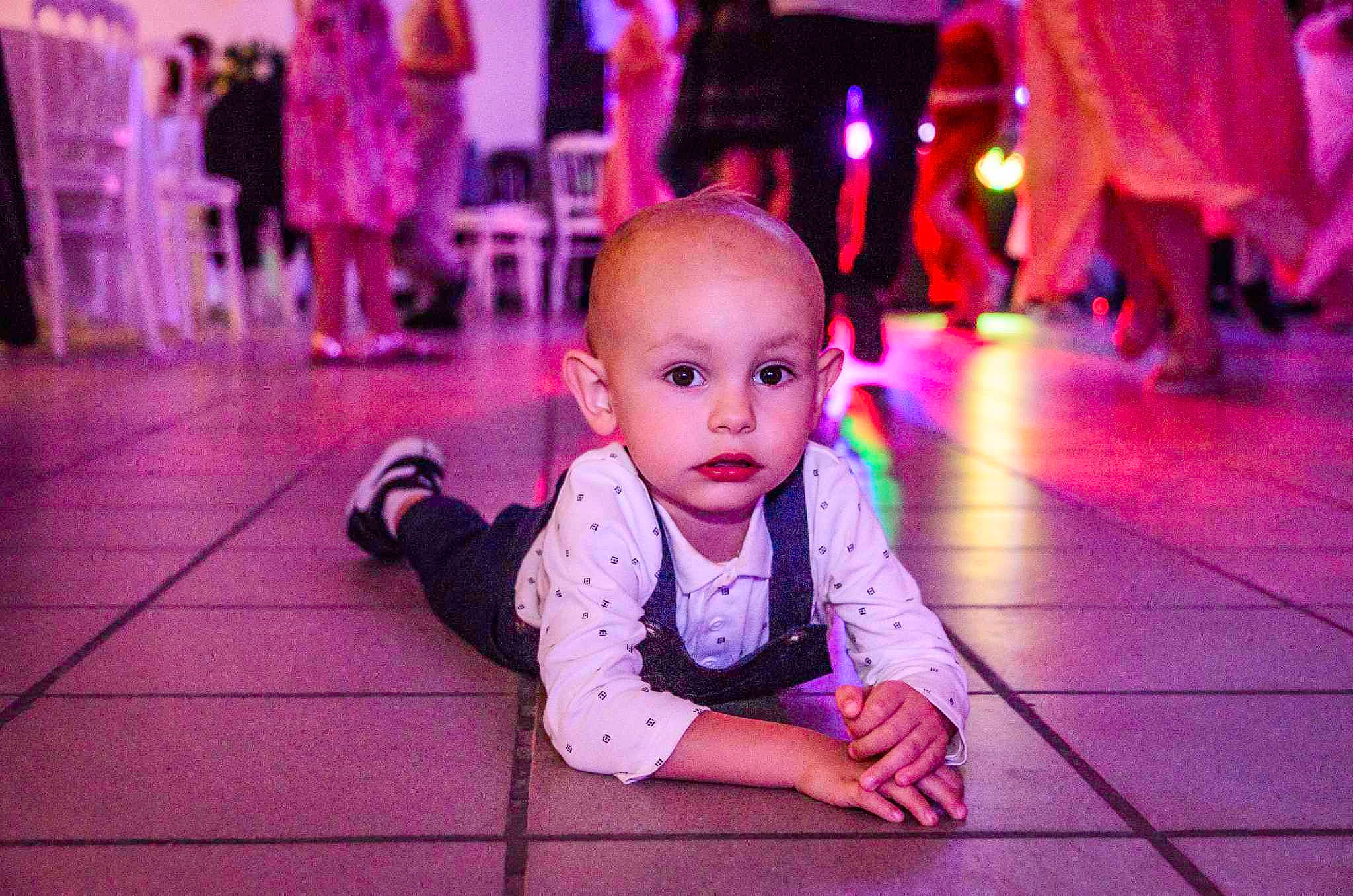 Thiago participe au concours pour gagner de l'argent avec cette photo : baby, child, entertainment, event, flash_photography, floor, flooring, fun, happy, hardwood, human, leisure, magenta, performing_arts, person, pink, purple, red, toddler, violet