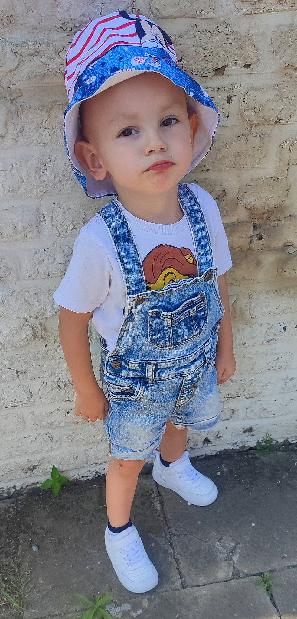 Thiago participe au concours pour gagner de l'argent avec cette photo : azure, baby_toddler_clothing, blue, cap, clothing, cool, electric_blue, eye, face, hairstyle, head, headwear, outerwear, person, skin, sleeve, standing, t_shirt, thigh, toddler