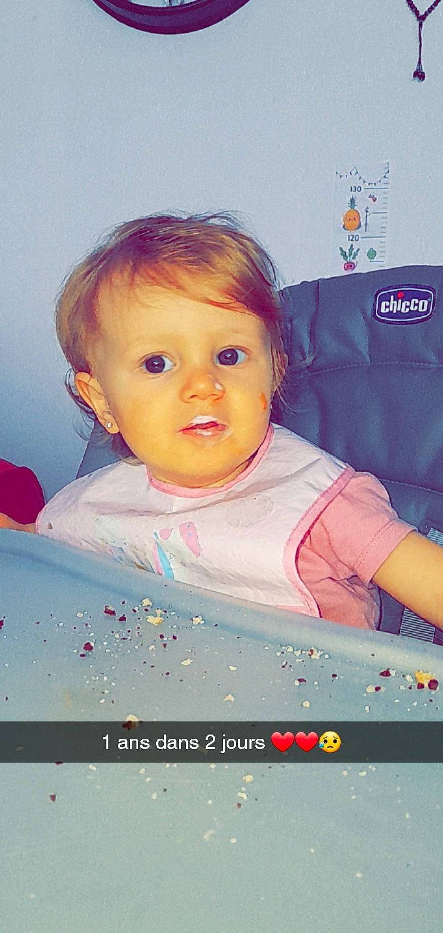 Leïla a rejoint le concours — aidez-le/la à gagner de superbes lots ! baby, baby_toddler_clothing, cheek, child, chin, eyebrow, eyelash, facial_expression, fun, gadget, hairstyle, happy, iris, mouth, nose, person, photo_caption, pink, room, skin