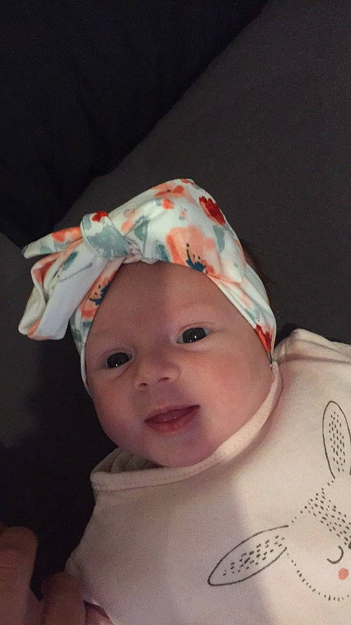 Leïla participe au concours pour gagner de l'argent avec cette photo : baby, baby_toddler_clothing, baseball_cap, cap, carmine, cheek, child, costume_hat, face, fashion_accessory, fun, hair_accessory, happy, head, headgear, headwear, lip, person, pink, sleeve