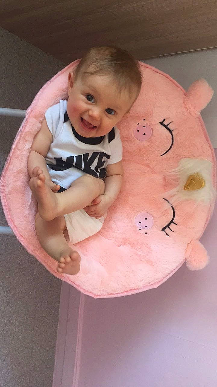 Leila a rejoint le concours — aidez-le/la à gagner de superbes lots ! baby, baby_toddler_clothing, cheek, chest, eye, face, finger, hair, head, knee, mouth, neck, person, pink, skin, sleeve, smile, stomach, thigh, toddler