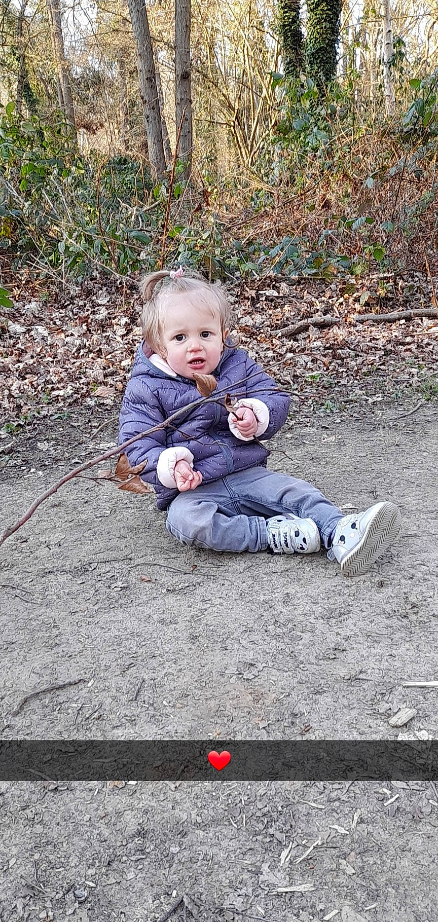 Leila a rejoint le concours — aidez-le/la à gagner de superbes lots ! asphalt, baby, baby_toddler_clothing, child, fun, grass, happy, leisure, people_in_nature, person, plant, play, recreation, shoe, sitting, smile, sneakers, soil, toddler, tree