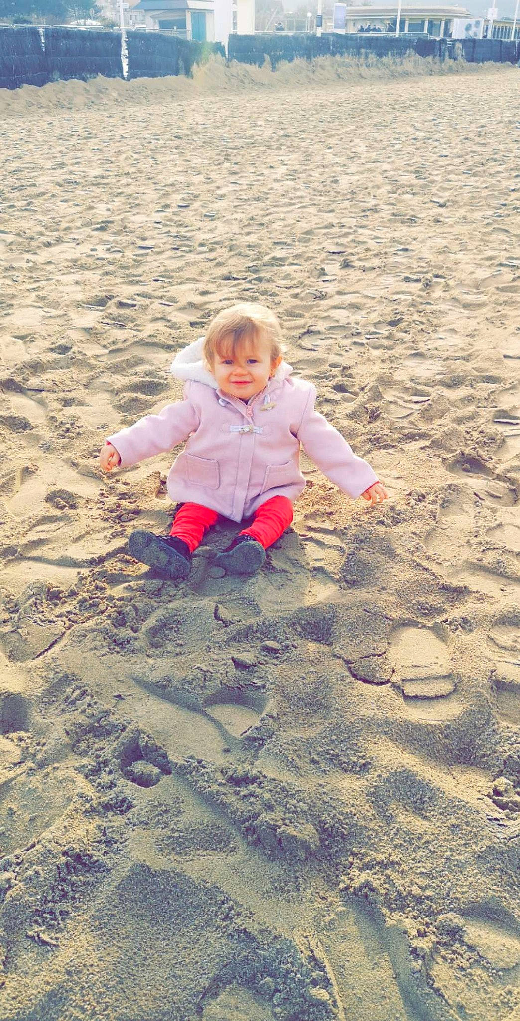 Leila participe au concours pour gagner de l'argent avec cette photo : baby_toddler_clothing, beach, body_of_water, child, coast, fun, happy, horizon, joy, landscape, leisure, ocean, people_in_nature, people_on_beach, person, recreation, sand, shore, sitting, soil