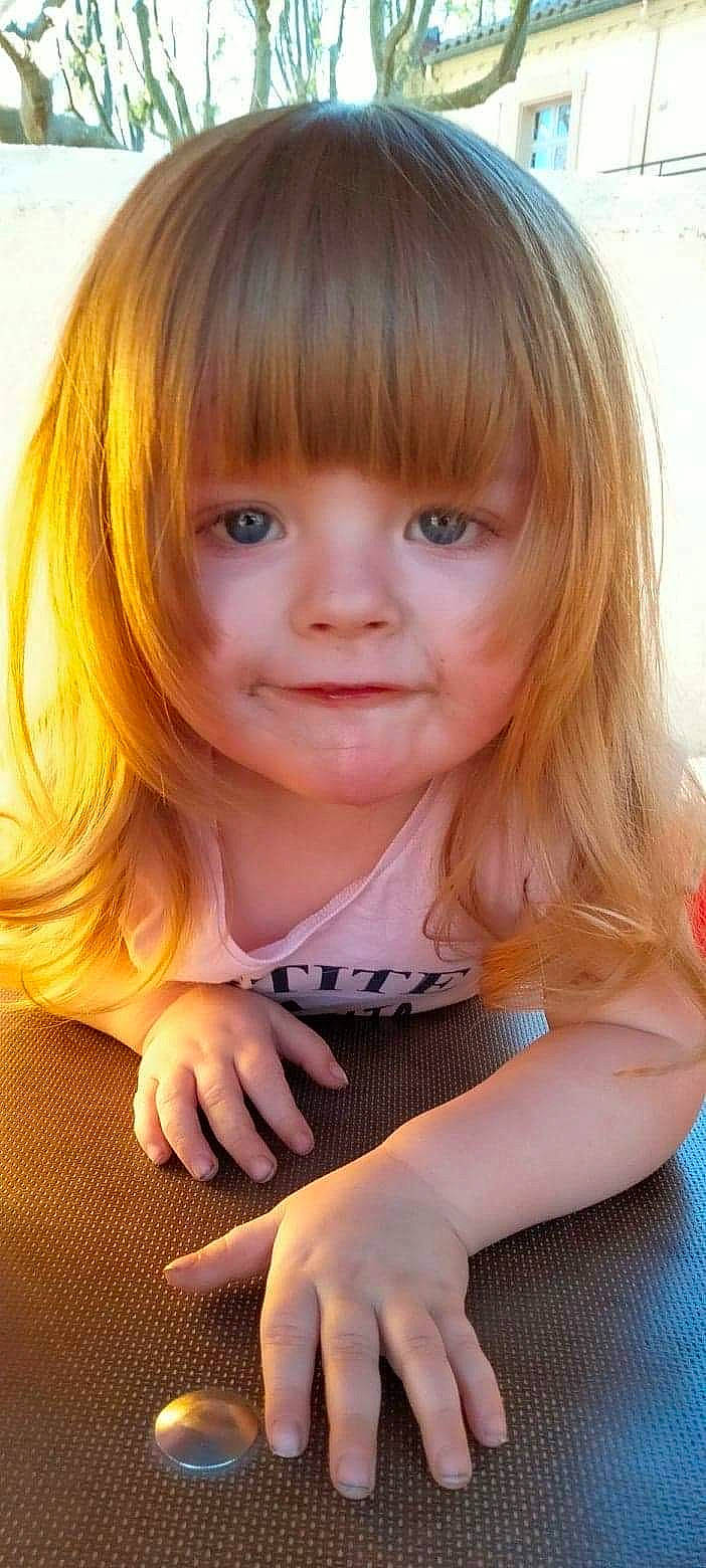 Inaya participe au concours pour gagner de l'argent avec cette photo : baby_toddler_clothing, bangs, cheek, chin, eyelash, face, facial_expression, finger, gesture, hair, happy, iris, lip, mouth, nose, person, pink, skin, sleeve, smile