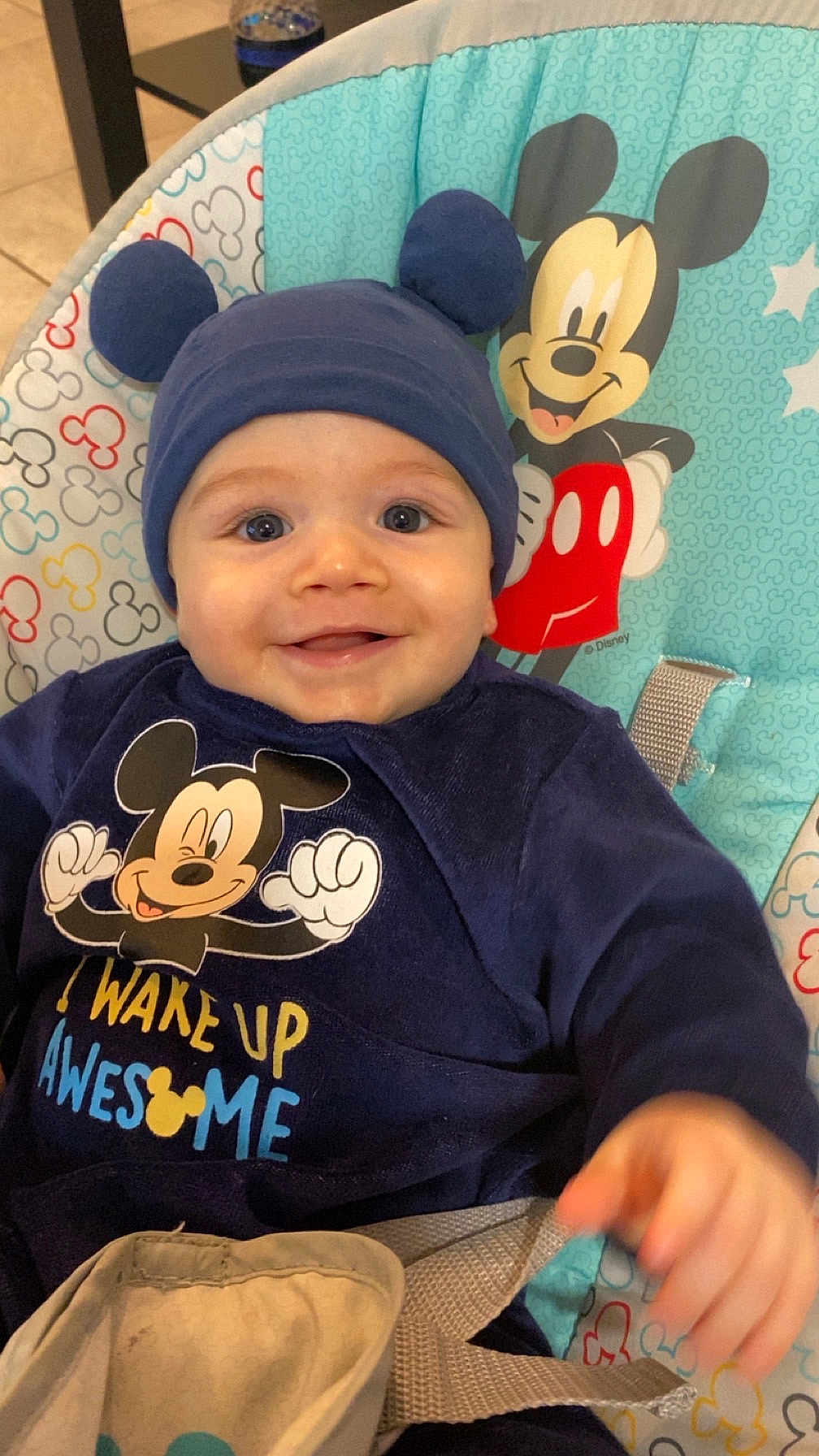 Djibrîl participe au concours pour gagner de l'argent avec cette photo : baby, child, smiling, blue_hat, mickey_mouse, baby_seat, colorful, cute, happy, clothing, pattern, indoor, toddler, face, headwear, playful, seated, straps, infant, cartoon_character