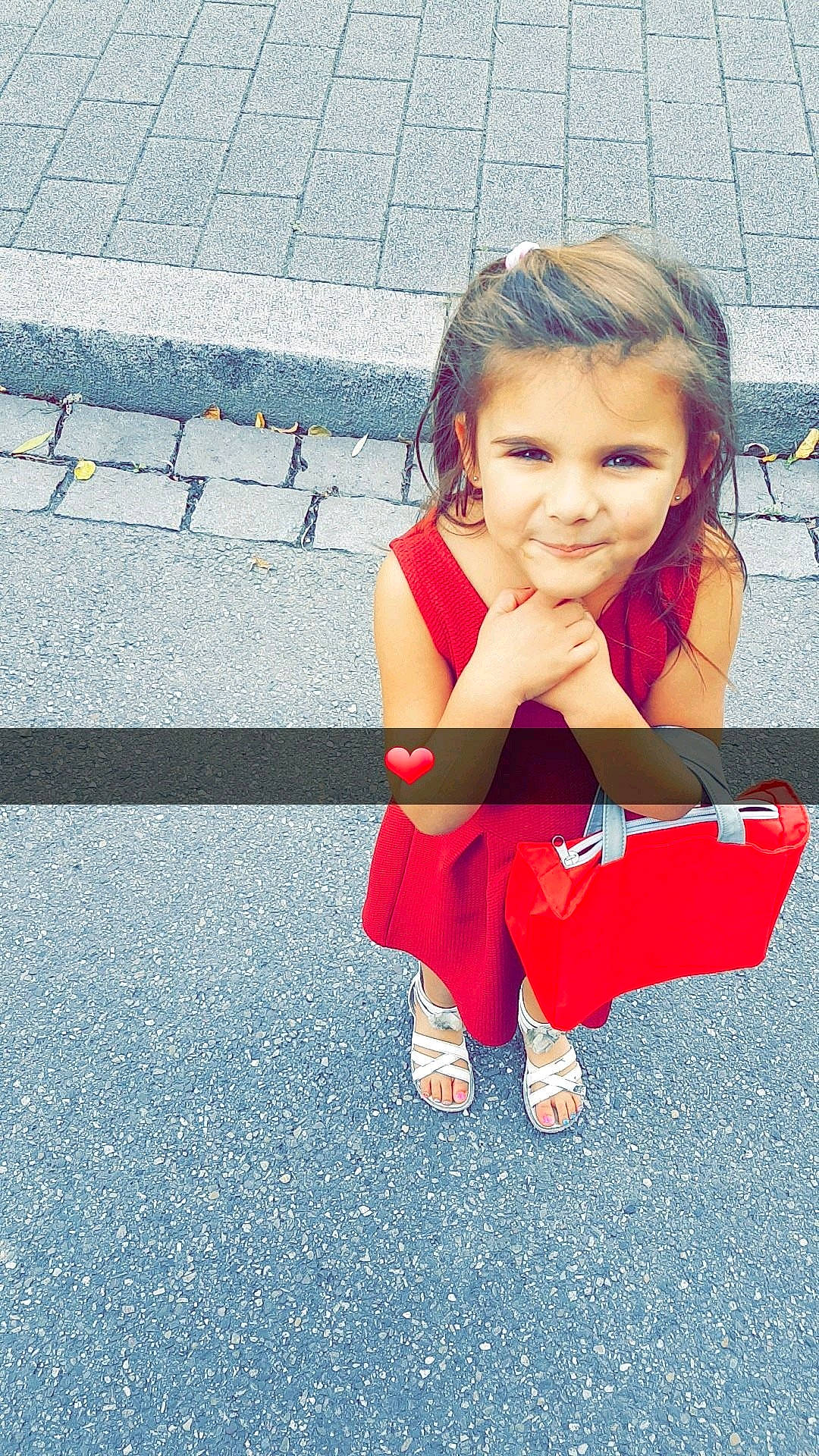 Dayana a rejoint le concours — aidez-le/la à gagner de superbes lots ! child, day, facial_expression, fun, girl, happiness, joint, joy, leg, pattern, person, pink, play, red, shoe, shoulder, sitting, skin, smile, summer