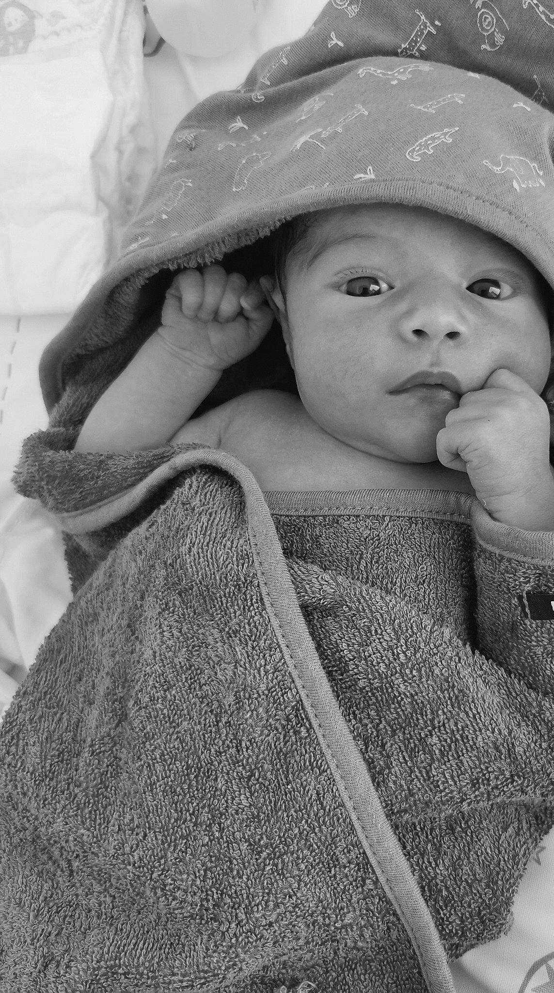 Aylan participe au concours pour gagner de l'argent avec cette photo : black, cap, eye, flash_photography, grey, happy, hat, headgear, headwear, iris, lip, monochrome, organ, outerwear, person, photograph, skin, sleeve, smile, style