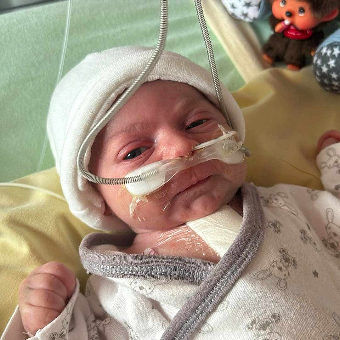 Leïdenn a rejoint le concours — aidez-le/la à gagner de superbes lots ! architecture, baby, bed, bodypart, bonnet, building, cap, clothing, couch, face, finger, furniture, hat, head, homedecor, hospital, newborn, person, photography, portrait