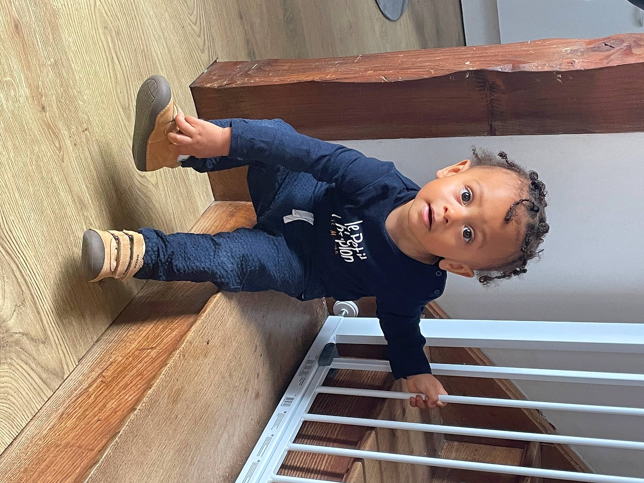 Amaël a rejoint le concours — aidez-le/la à gagner de superbes lots ! baby_toddler_clothing, child, denim, elbow, flash_photography, flooring, foot, fun, happy, hardwood, hat, person, sitting, sleeve, smile, t_shirt, thigh, toddler, wood, wood_flooring