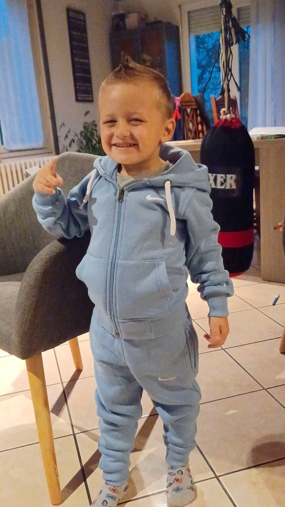 Louis participe au concours pour gagner de l'argent avec cette photo : baby, baby_toddler_clothing, bag, child, couch, denim, electric_blue, flooring, formal_wear, fun, gesture, happy, joint, joy, luggage_and_bags, person, room, sleeve, smile, thumb