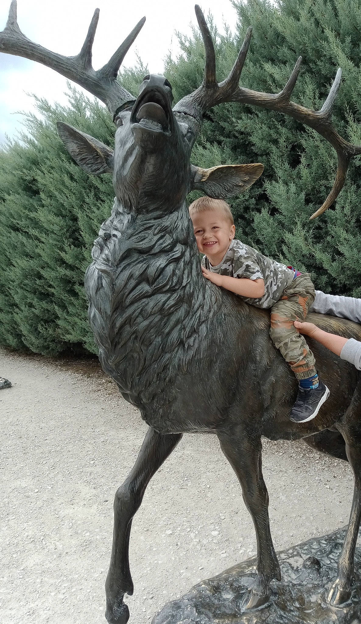 Louis a rejoint le concours — aidez-le/la à gagner de superbes lots ! art, boot, eye, fawn, fun, fur, horn, joy, leisure, metal, pack_animal, person, plant, recreation, smile, soldier, statue, tail, terrestrial_animal, tree