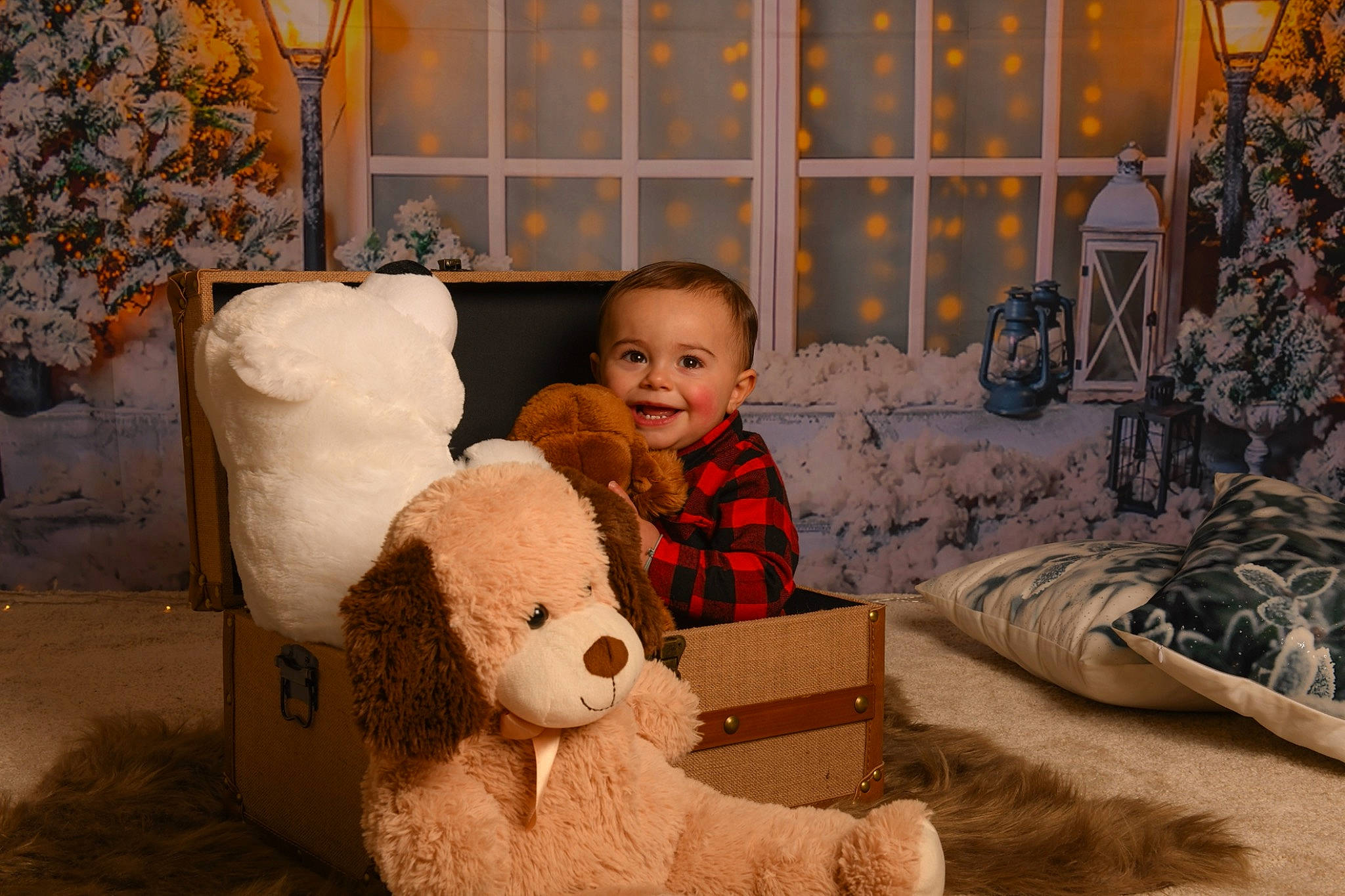 Roy a rejoint le concours — aidez-le/la à gagner de superbes lots ! baby, child, christmas, event, flooring, fun, fur, happy, head, holiday, joy, living_room, person, room, sitting, smile, stuffed_toy, toddler, toy, tree