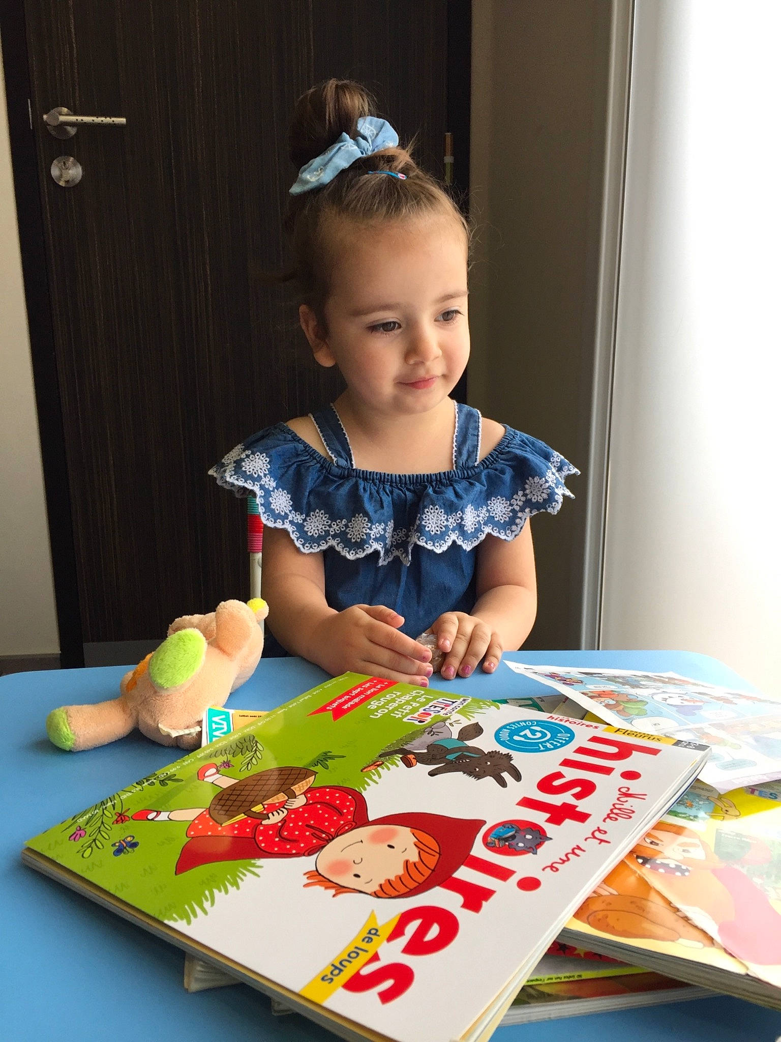 Elen participe au concours pour gagner de l'argent avec cette photo : child, infant, learning, person, play, reading, table, toddler