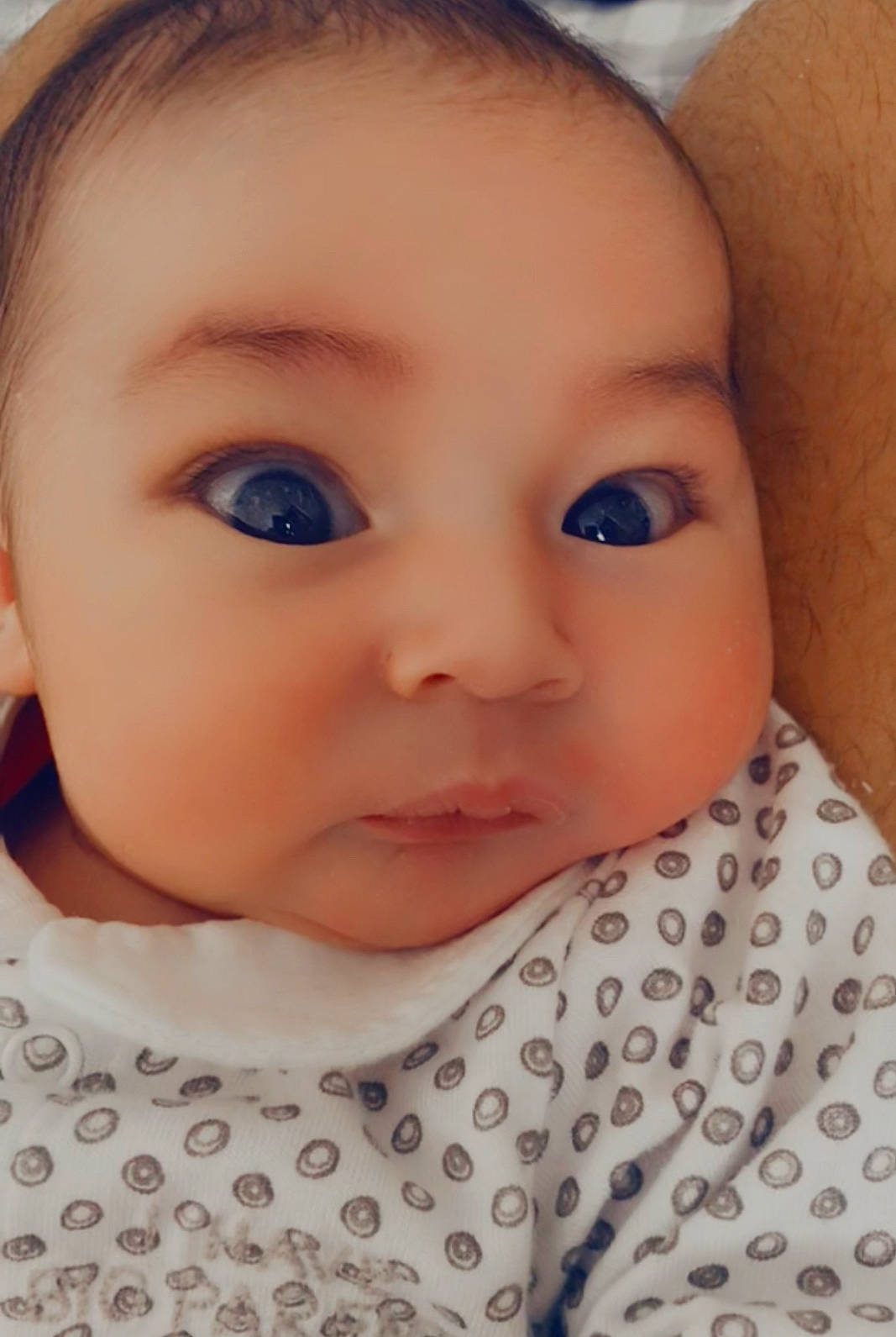 Lyam a rejoint le concours — aidez-le/la à gagner de superbes lots ! baby, baby_toddler_clothing, cheek, chin, ear, eye, eyebrow, eyelash, facial_expression, forehead, iris, lip, mammal, mouth, nose, organ, person, product, skin, sleeve