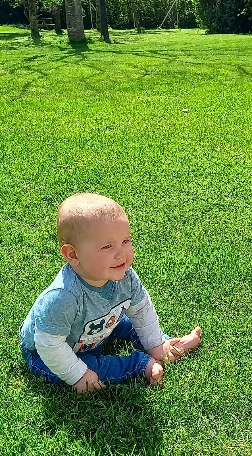 Nathan a rejoint le concours — aidez-le/la à gagner de superbes lots ! baby, baby_toddler_clothing, botany, flooring, fun, grass, grass_family, grassland, green, groundcover, happy, lawn, leisure, mammal, meadow, people_in_nature, person, plant, shrub, smile