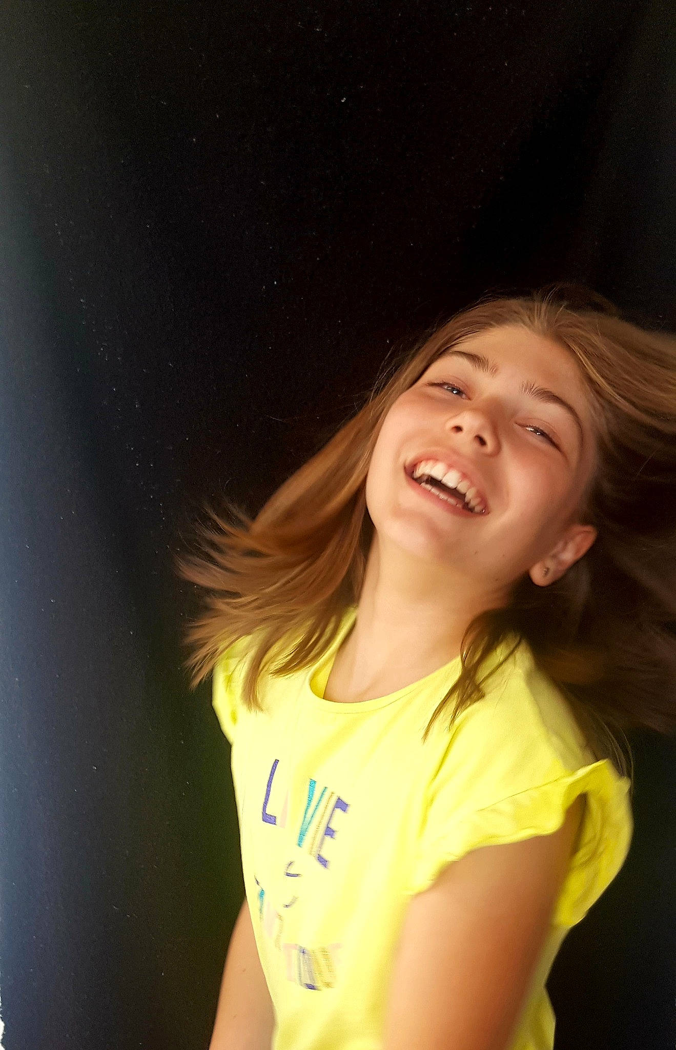 Ambre participe au concours pour gagner de l'argent avec cette photo : beauty, blond, chin, face, facial_expression, flash_photography, fun, hair, hairstyle, happy, head, laugh, light, long_hair, mouth, nose, person, photography, skin, smile