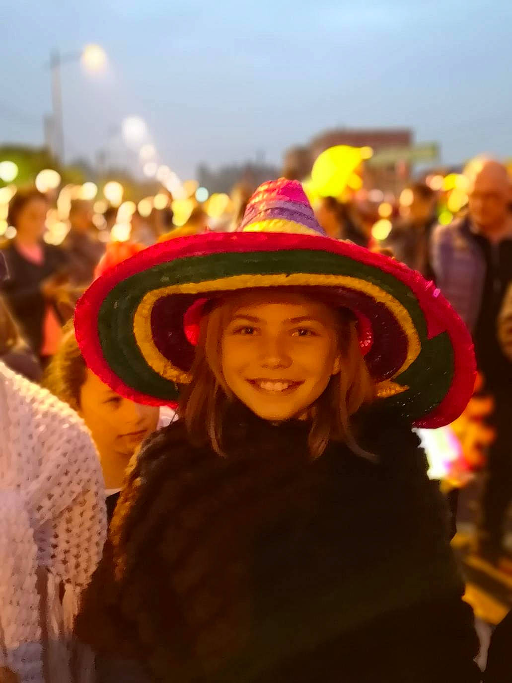 Ambre a rejoint le concours — aidez-le/la à gagner de superbes lots ! blurred, carnival, crowd, event, fashion_accessory, festival, fun, hat, headgear, headwear, joy, person, smile, sombrero, tradition