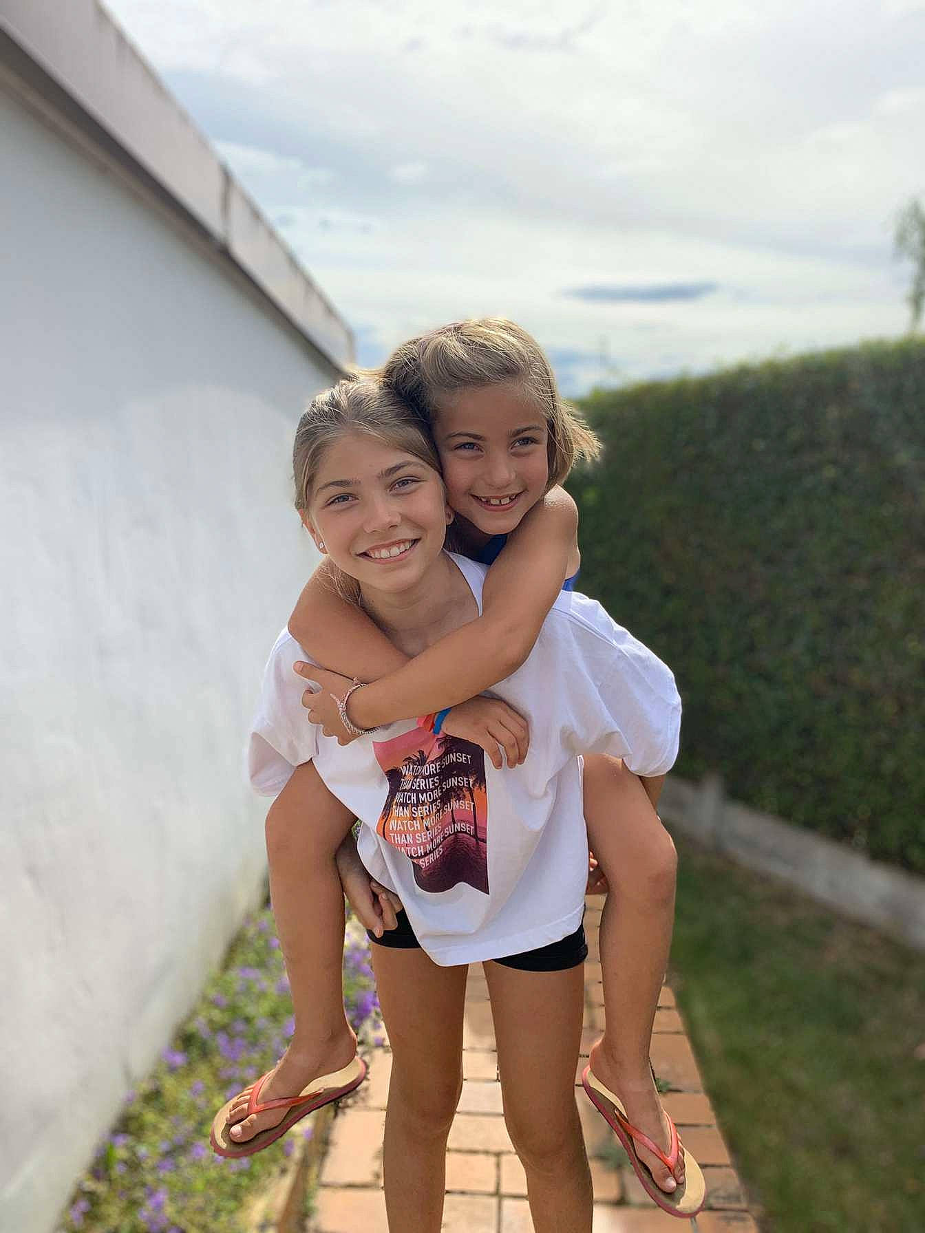 Perle participe au concours pour gagner de l'argent avec cette photo : child, facial_expression, family, fun, grass, happy, head, interaction, joy, leg, people, person, photograph, photography, skin, smile, snapshot, standing, summer, toddler