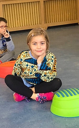 Perle a rejoint le concours — aidez-le/la à gagner de superbes lots ! child, footwear, fun, joy, leisure, person, play, shoe, sitting, toddler