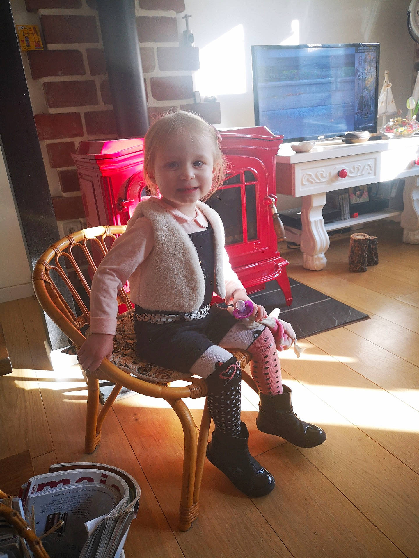 Calie a rejoint le concours — aidez-le/la à gagner de superbes lots ! baby, baby_toddler_clothing, chair, child, comfort, floor, flooring, fun, furniture, hardwood, joy, leg, living_room, luggage_and_bags, person, room, sandal, sitting, smile, television