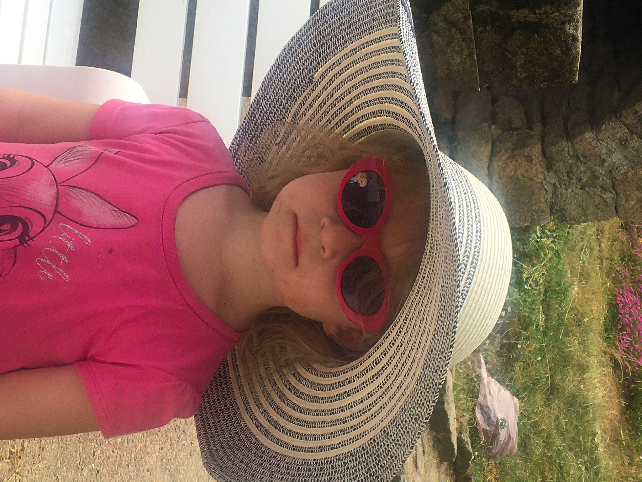 Calie participe au concours pour gagner de l'argent avec cette photo : cap, child, eye, eyewear, fashion_accessory, fawn, fun, grass, happy, hat, head, headwear, landscape, leisure, lip, magenta, mouth, pattern, person, sun_hat