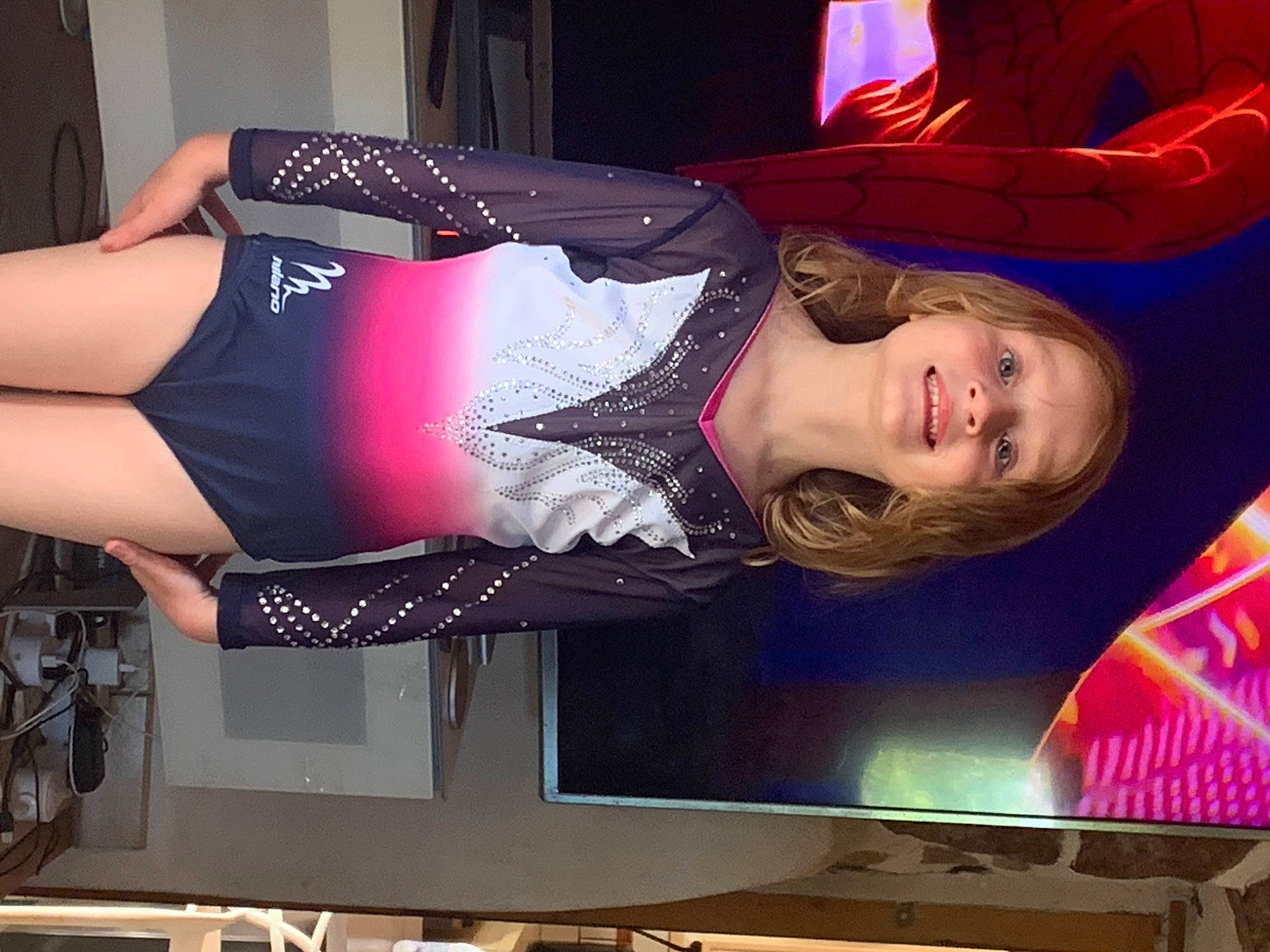 Calie participe au concours pour gagner de l'argent avec cette photo : advertising, display_device, elbow, entertainment, event, eyelash, fashion_design, flesh, fun, human_leg, joy, knee, magenta, makeover, performance, person, pink, red, room, thigh