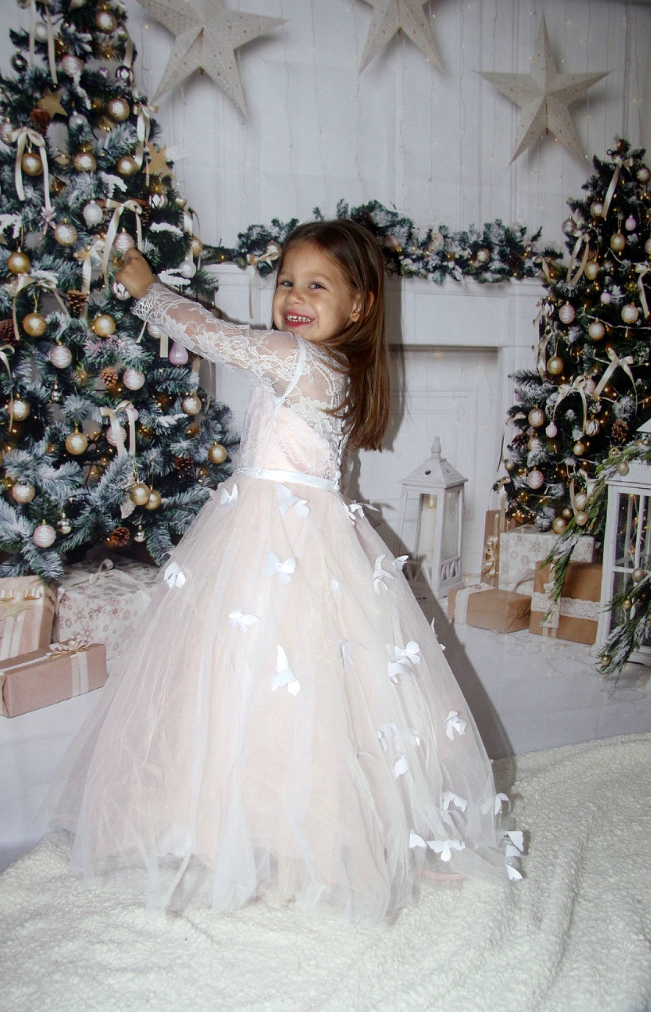 Séréna a rejoint le concours — aidez-le/la à gagner de superbes lots ! bridal_accessory, bridal_clothing, bridal_party_dress, clothing, curtain, dress, embellishment, fashion_design, formal_wear, fun, gown, happy, haute_couture, headpiece, joy, long_hair, person, smile, textile, toddler