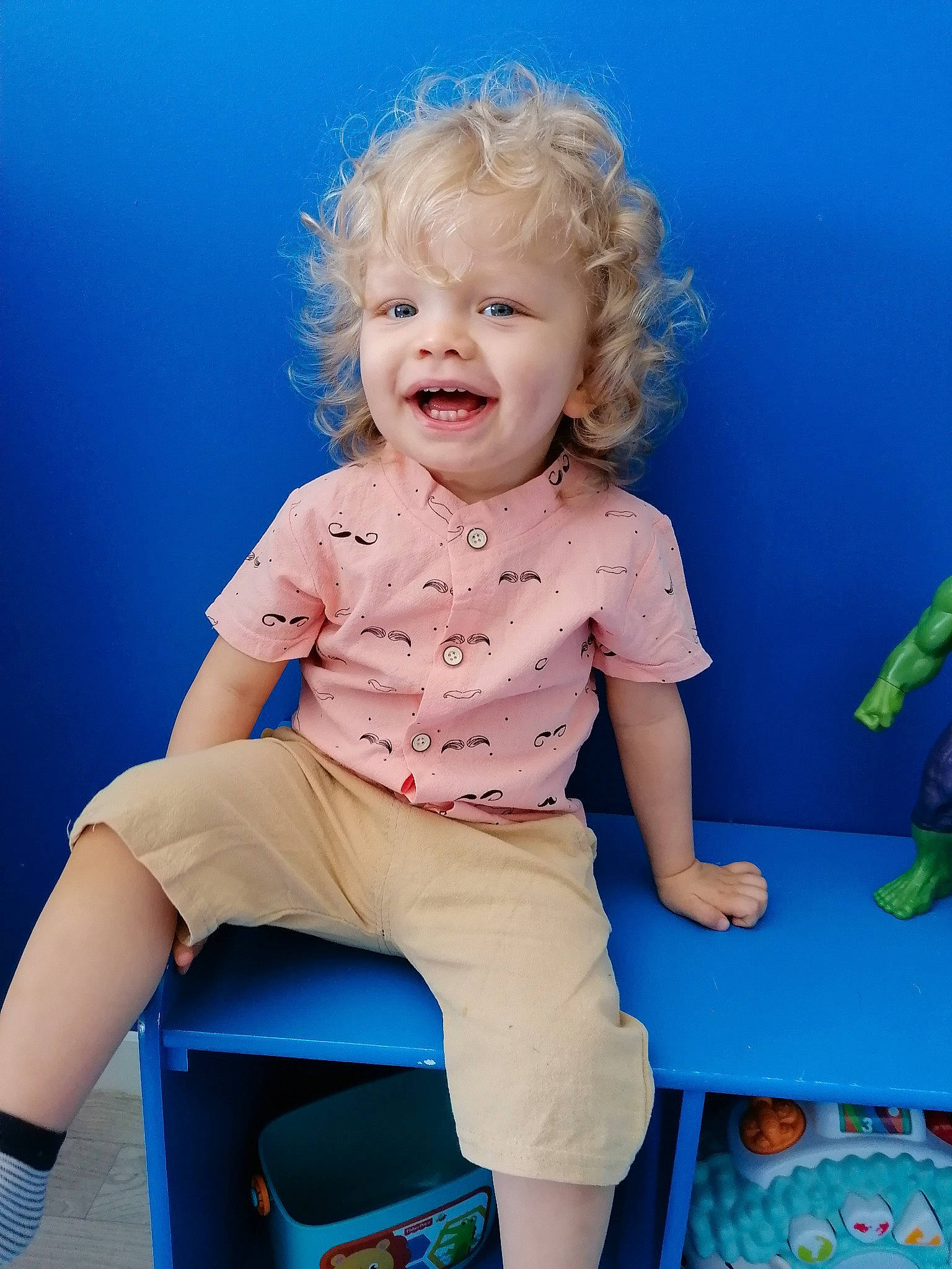 Yvann a rejoint le concours — aidez-le/la à gagner de superbes lots ! baby_toddler_clothing, blue, cheek, eye, flash_photography, hair, happy, human_body, joint, knee, person, pink, shoulder, skin, sleeve, smile, standing, summer, t_shirt, thigh