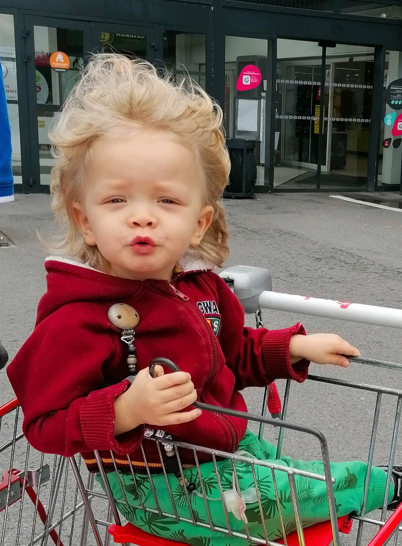 Yvann participe au concours pour gagner de l'argent avec cette photo : baby, basket, child, city, event, flooring, fun, grass, holiday, pattern, people, person, photograph, plaid, recreation, sidewalk, snapshot, standing, tartan, toddler