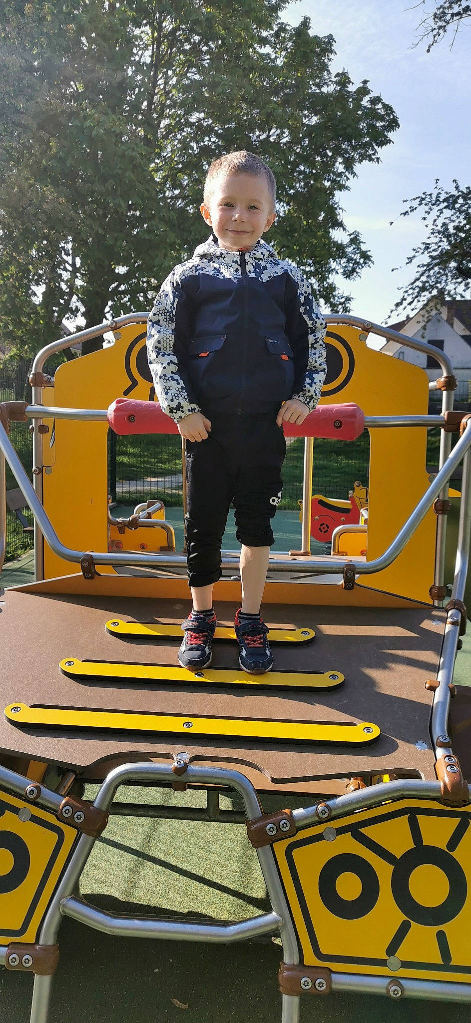 Noé a rejoint le concours — aidez-le/la à gagner de superbes lots ! asphalt, automotive_exterior, child, city, electric_blue, fun, joy, leisure, machine, motor_vehicle, outdoor_play_equipment, outdoor_recreation, person, playground, recreation, rolling, shorts, sky, t_shirt, toddler