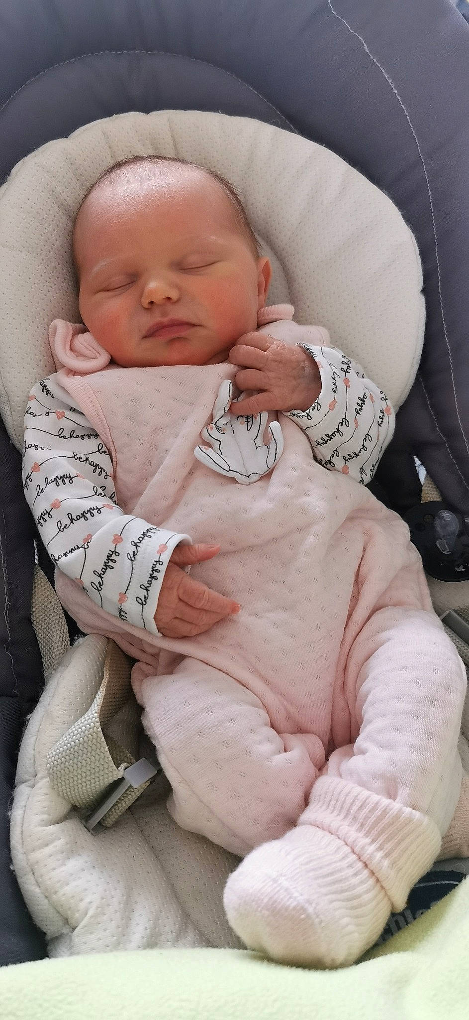 Anna a rejoint le concours — aidez-le/la à gagner de superbes lots ! baby, baby_products, baby_sleeping, baby_toddler_clothing, cheek, child, comfort, eye, finger, hand, human_body, linens, mammal, mouth, nose, person, pink, skin, sleeve, textile