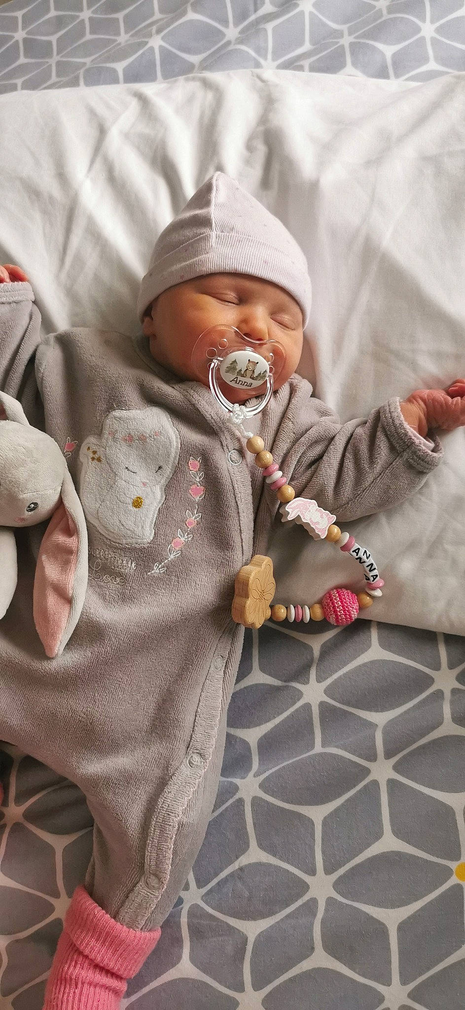 Anna a rejoint le concours — aidez-le/la à gagner de superbes lots ! baby, baby_products, baby_toddler_clothing, cap, child, comfort, face, hat, headgear, headwear, human, jacket, lip, nose, person, plant, product, skin, sleeve, textile